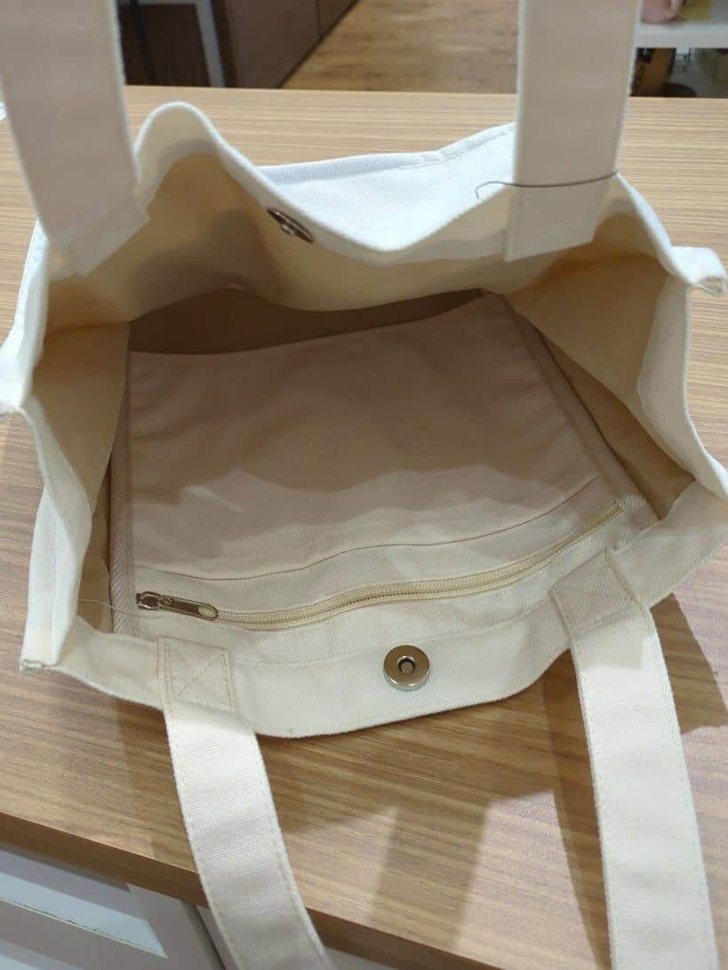 ブルー系のデニムジャケット、ブルー系のデニムジャケット、ベージュ系のシャツ/ブラウスを着用したレディースの秋コーディネートの7枚目の写真