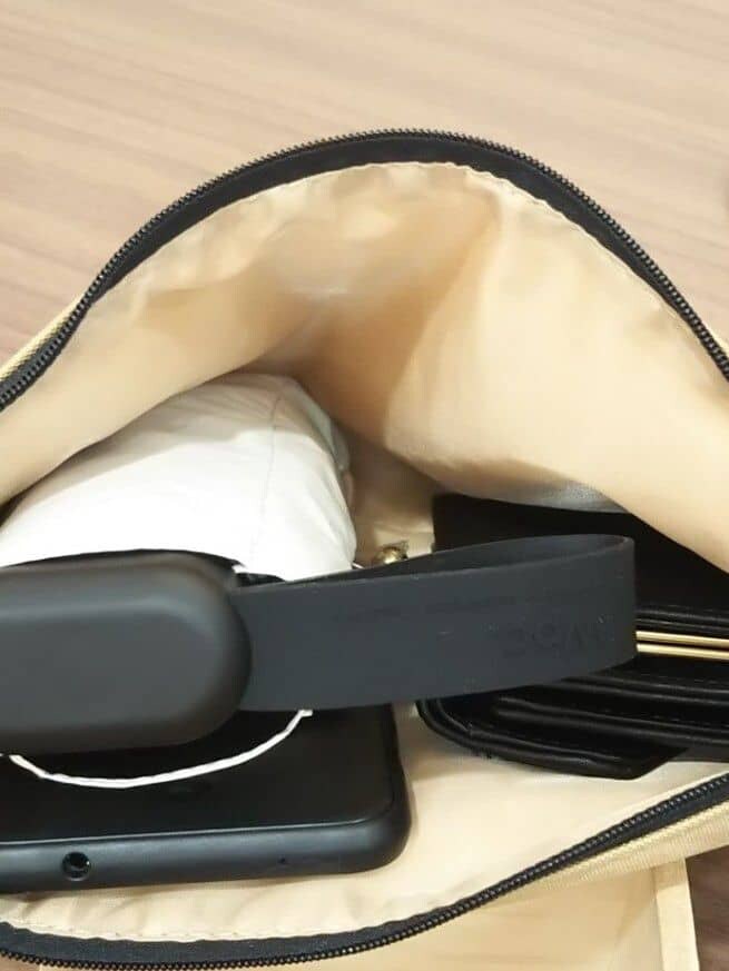 ホワイト系の折りたたみ傘、グレー系の折りたたみ傘、ブラック系の折りたたみ傘を着用したレディースの春コーディネートの8枚目の写真