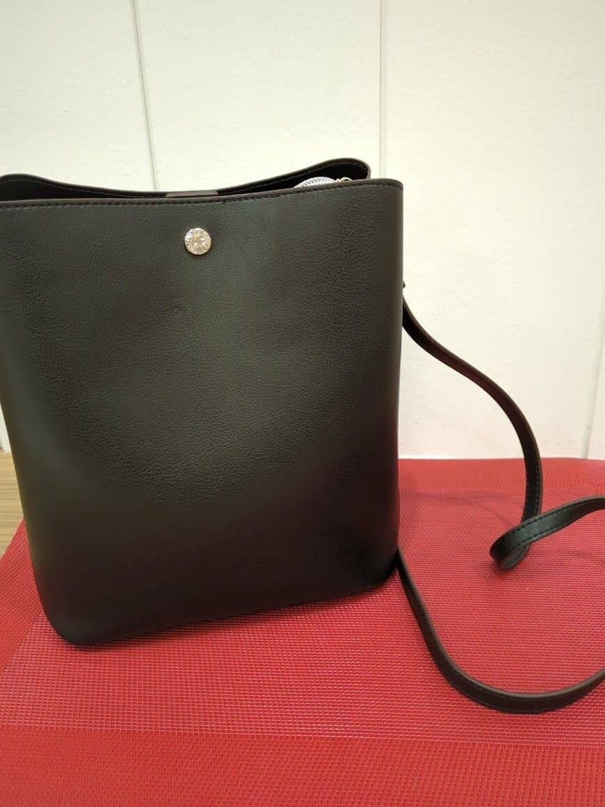 ブラック系のショルダーバッグ、イエロー系のショルダーバッグ、ブルー系のショルダーバッグを着用したレディースの秋コーディネートの4枚目の写真