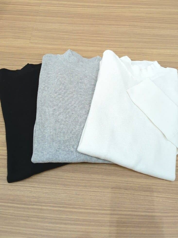ブルー系のデニムジャケット、ブルー系のデニムジャケット、グレー系のニット/セーターを着用したレディースの秋コーディネートの3枚目の写真