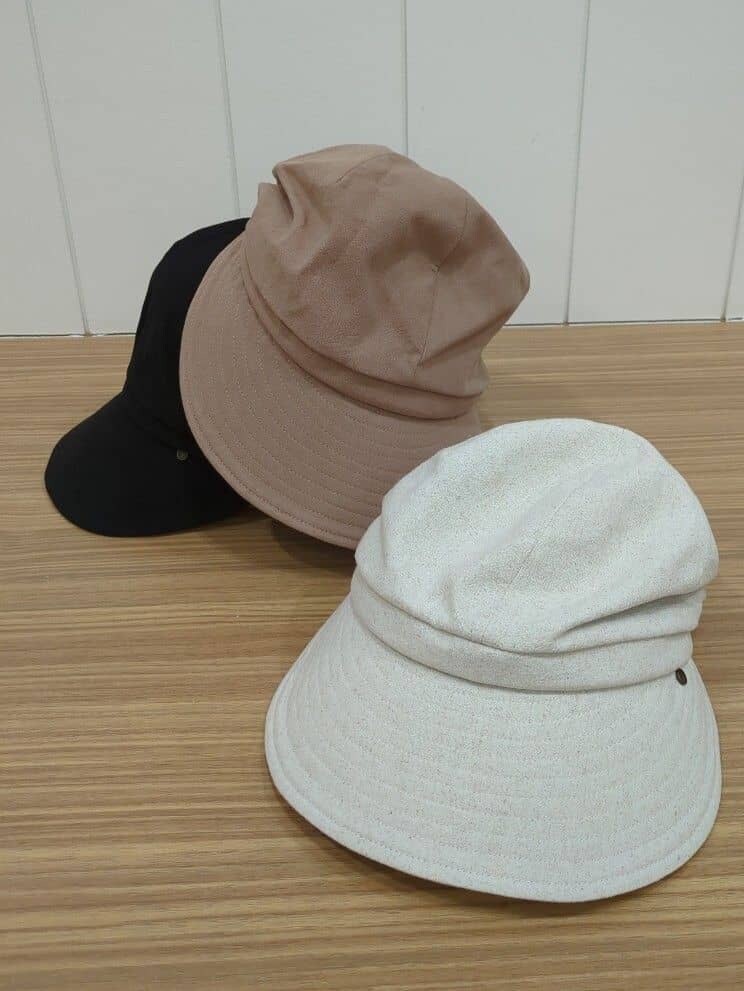 ブルー系のワンピース、ベージュ系のストール/ショール、パープル系のストール/ショールを着用したレディースの冬コーディネートの3枚目の写真