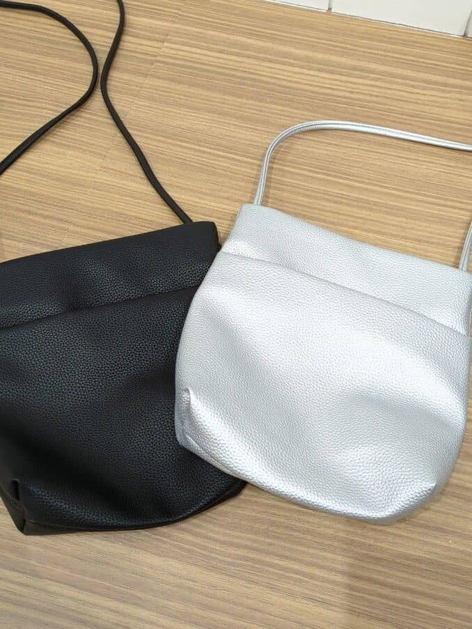 ブラック系のシャツ/ブラウス、ベージュ系のシャツ/ブラウス、ホワイト系のシャツ/ブラウスを着用したレディースの春コーディネートの5枚目の写真