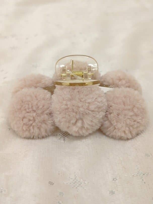 ピンク系のその他ヘアアクセサリー、ホワイト系のその他ヘアアクセサリー、ゴールド系のアナログ腕時計を着用したレディースの秋コーディネートの3枚目の写真