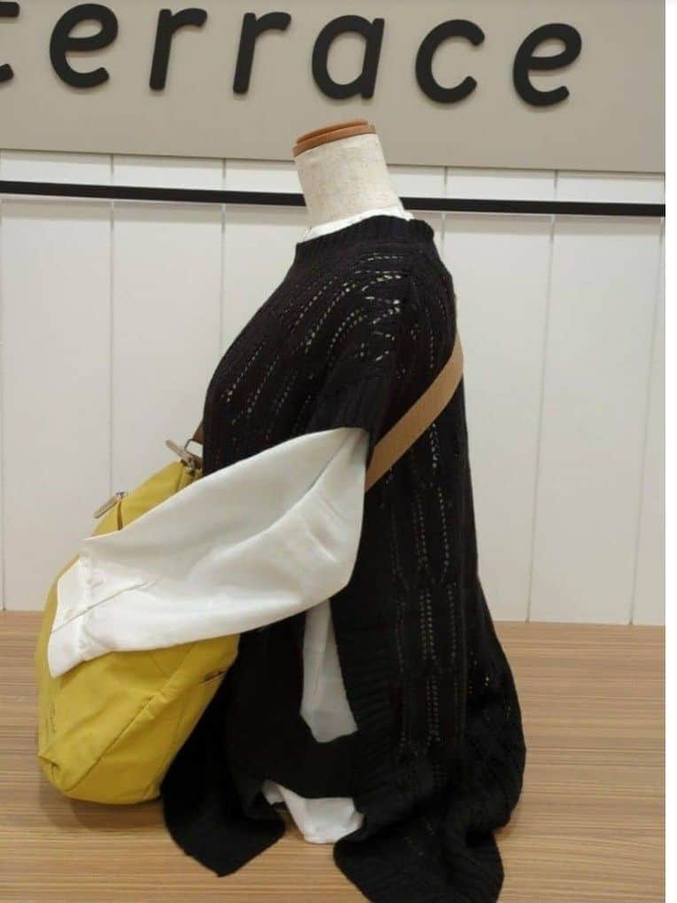 ベージュ系のショルダーバッグ、ブラウン系のショルダーバッグ、グレー系のショルダーバッグを着用したレディースの秋コーディネートの7枚目の写真