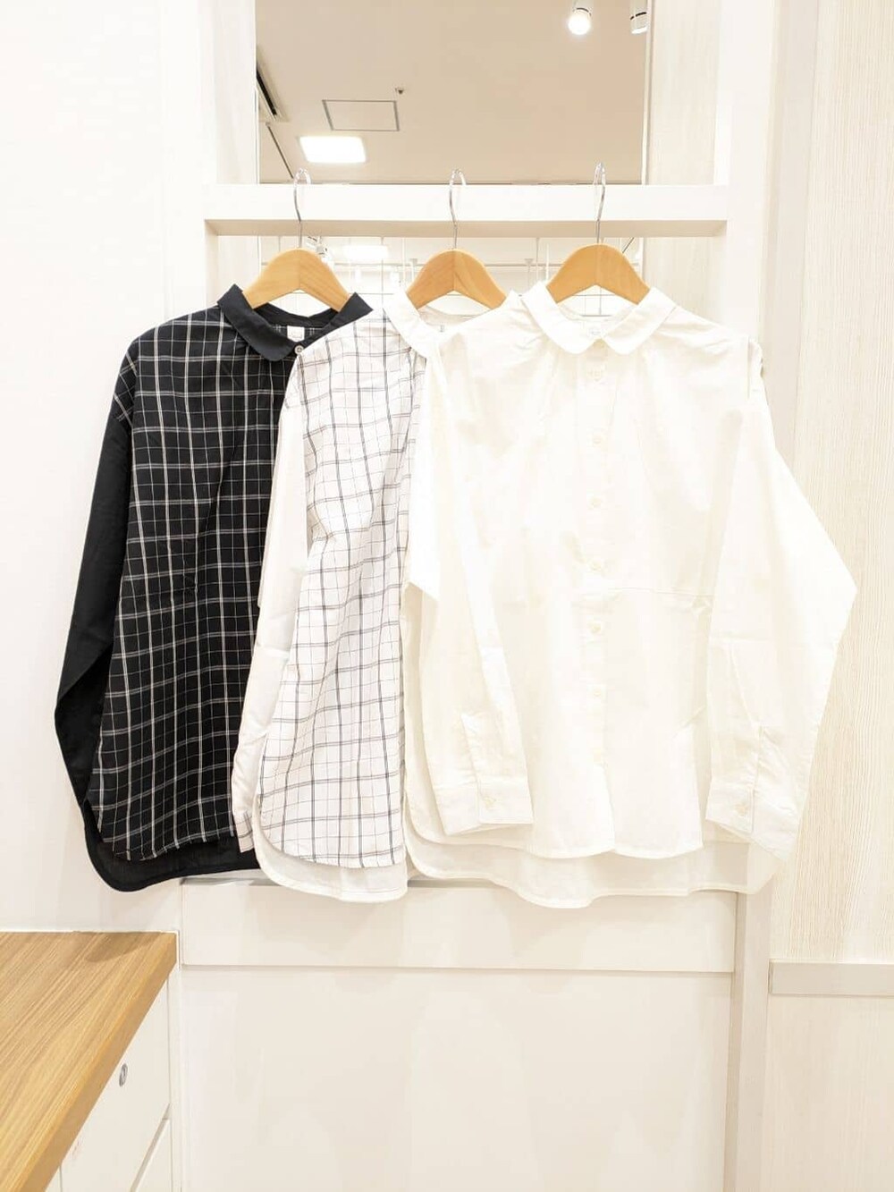 ブラック系のシャツ/ブラウス、ベージュ系のシャツ/ブラウス、ホワイト系のシャツ/ブラウスを着用したレディースの春コーディネートの2枚目の写真