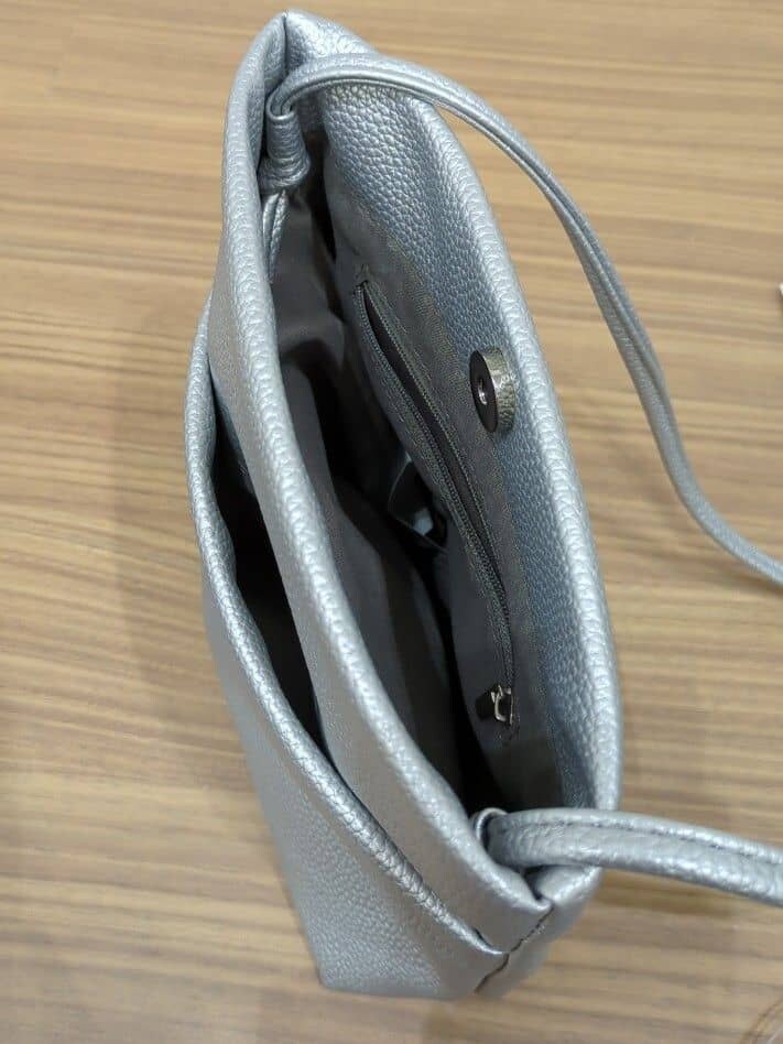 ブラック系のシャツ/ブラウス、ベージュ系のシャツ/ブラウス、ホワイト系のシャツ/ブラウスを着用したレディースの春コーディネートの6枚目の写真
