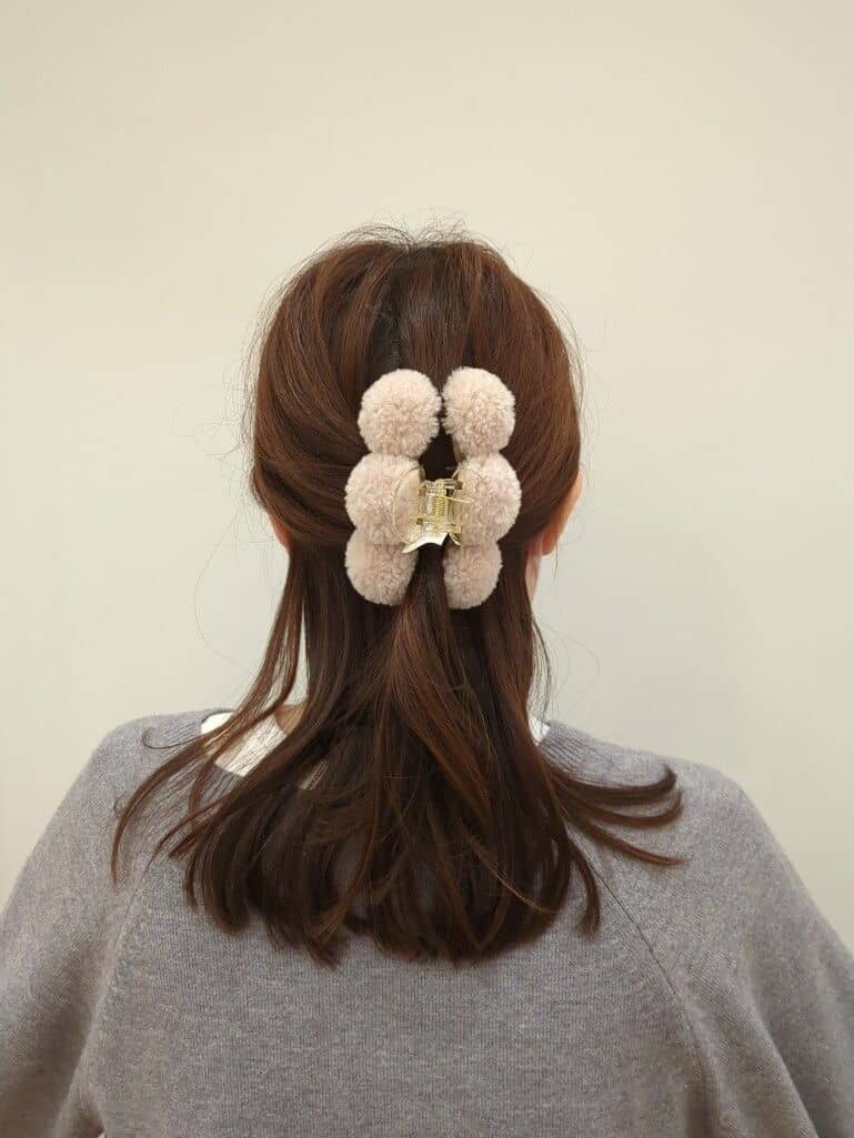 ピンク系のその他ヘアアクセサリー、ホワイト系のその他ヘアアクセサリー、ゴールド系のアナログ腕時計を着用したレディースの秋コーディネートの4枚目の写真