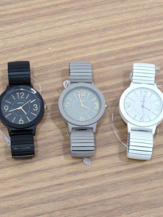 ブルー系のデニムジャケット、ブルー系のデニムジャケット、グレー系のニット/セーターを着用したレディースの秋コーディネートの6枚目の写真