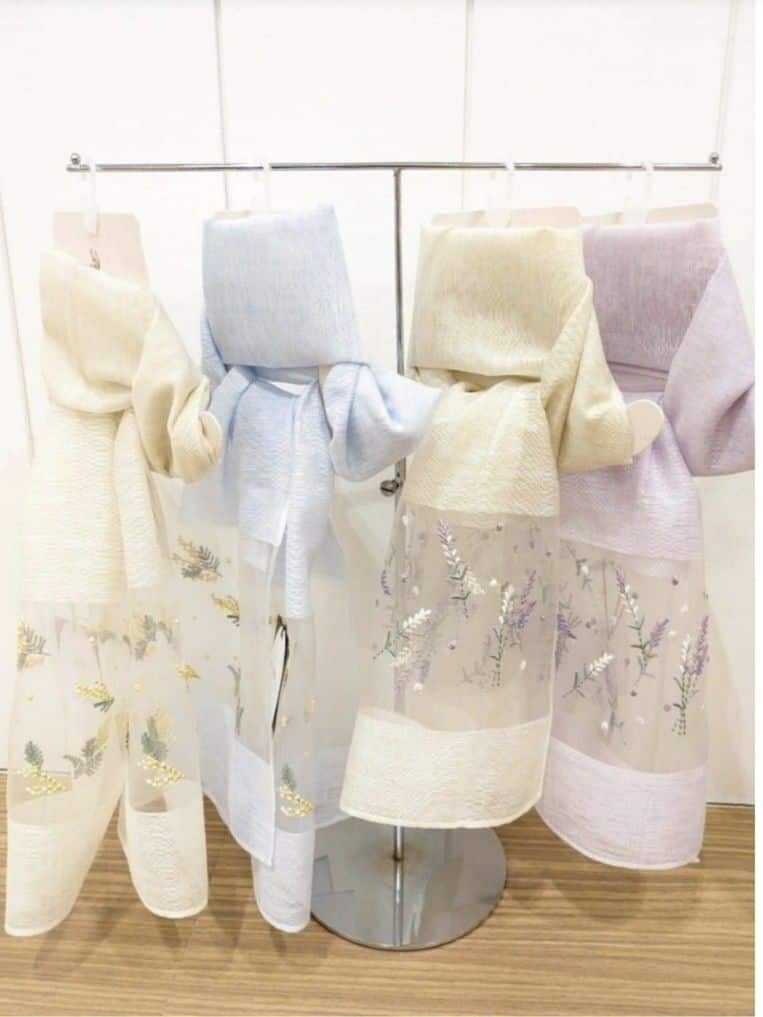 ブルー系のワンピース、ベージュ系のストール/ショール、パープル系のストール/ショールを着用したレディースの冬コーディネートの2枚目の写真