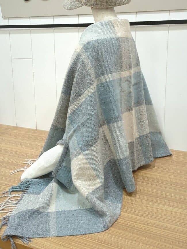 ベージュ系のショルダーバッグ、ブラック系のショルダーバッグ、ベージュ系のニット/セーターを着用したレディースの秋コーディネートの2枚目の写真