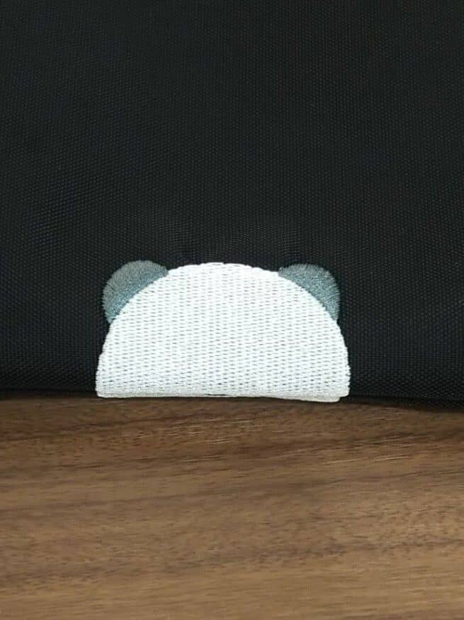 ホワイト系の折りたたみ傘、グレー系の折りたたみ傘、ブラック系の折りたたみ傘を着用したレディースの春コーディネートの7枚目の写真