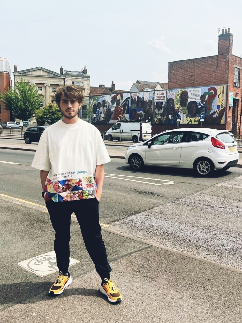 ホワイト系のTシャツ/カットソーを着用したメンズの夏コーディネートの5枚目の写真