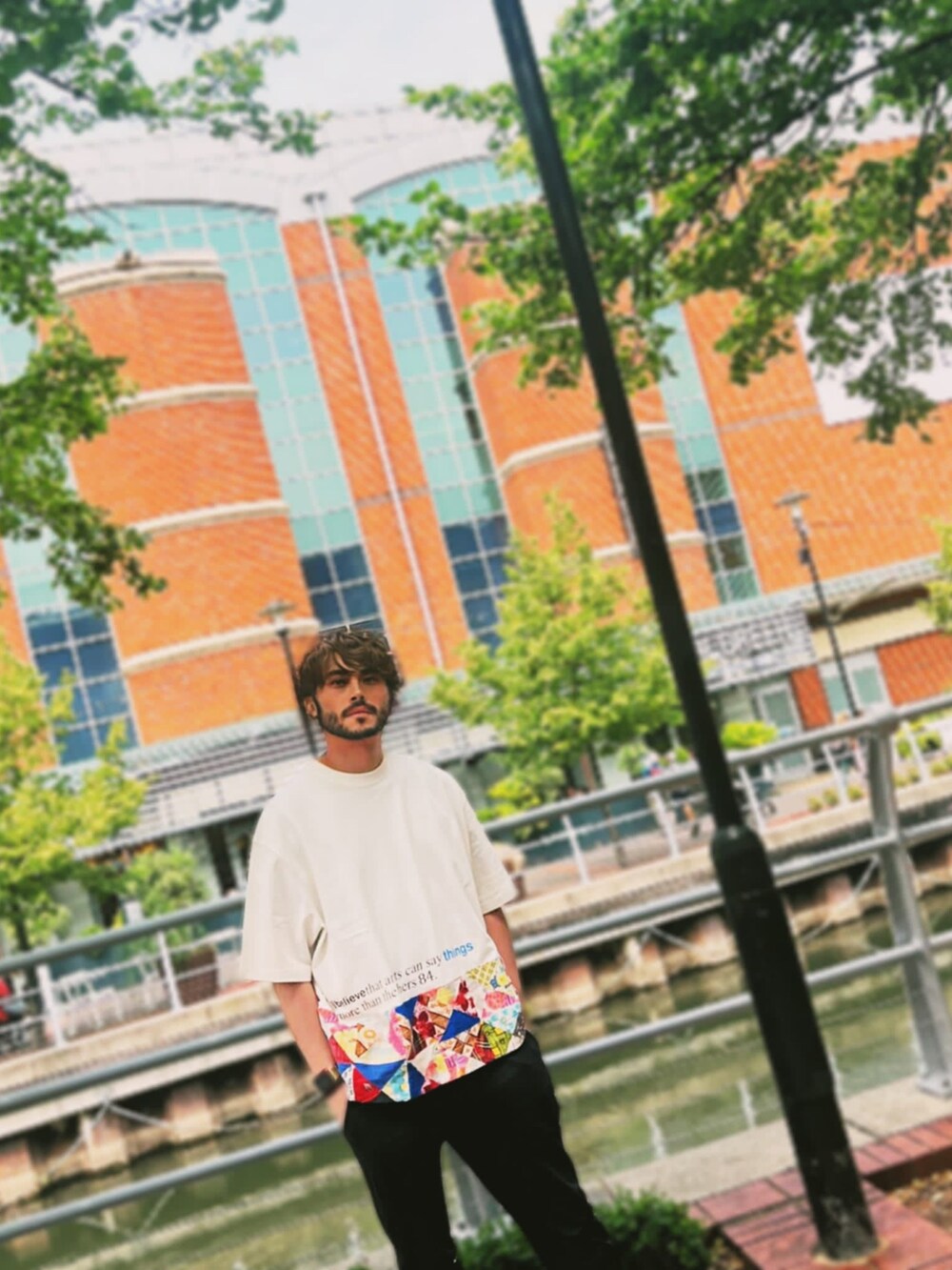 ホワイト系のTシャツ/カットソーを着用したメンズの夏コーディネートの4枚目の写真