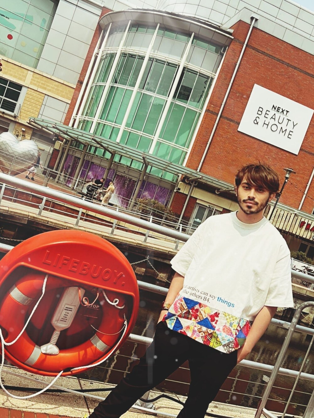 ホワイト系のTシャツ/カットソーを着用したメンズの夏コーディネートの2枚目の写真