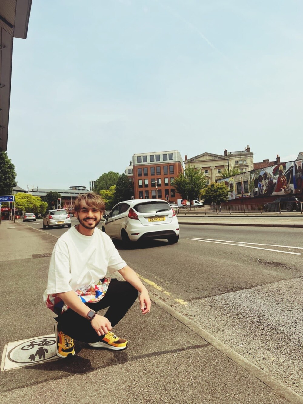 ホワイト系のTシャツ/カットソーを着用したメンズの夏コーディネートの3枚目の写真