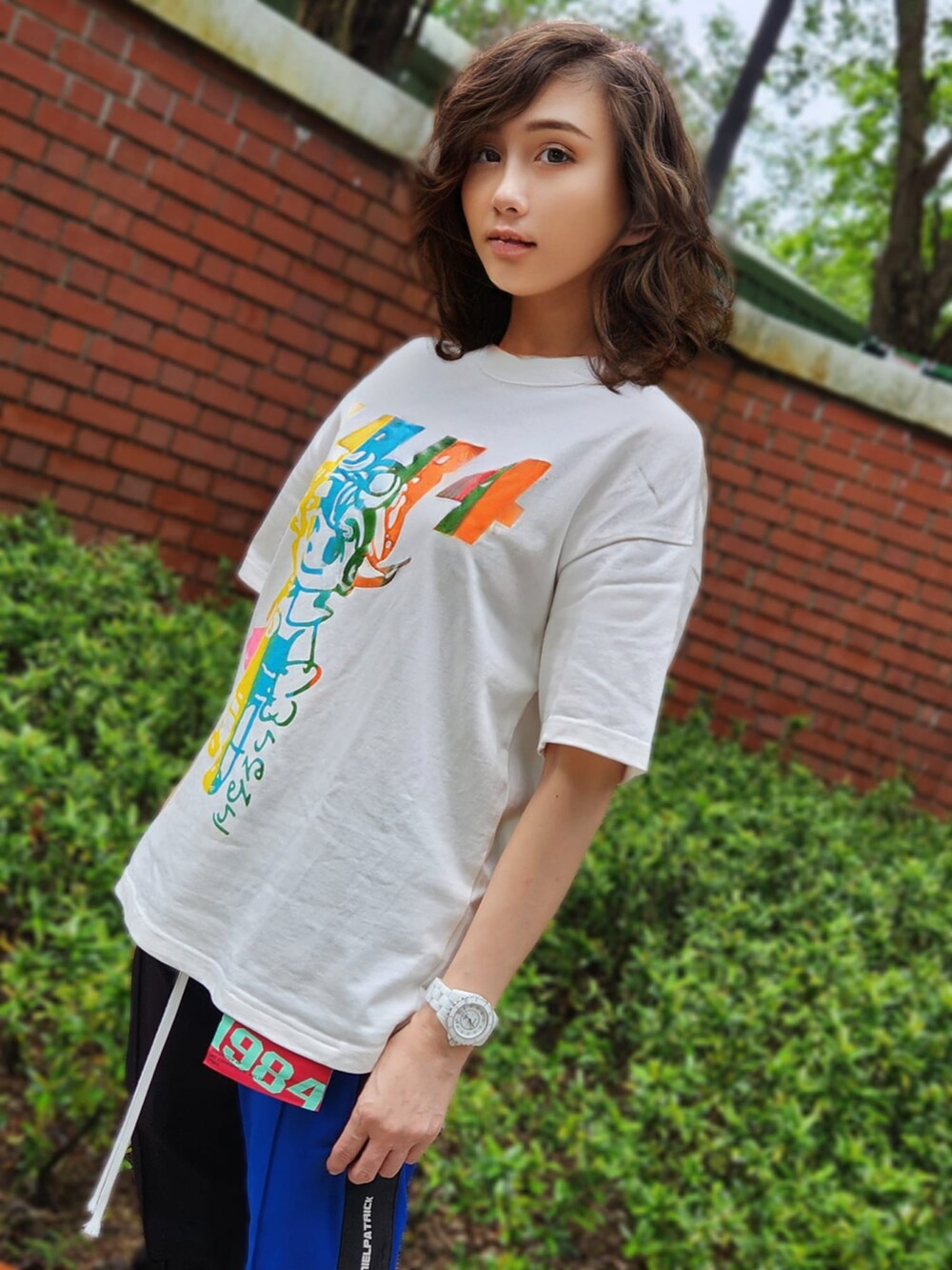 ホワイト系のTシャツ/カットソーを着用したレディースの夏コーディネートの3枚目の写真