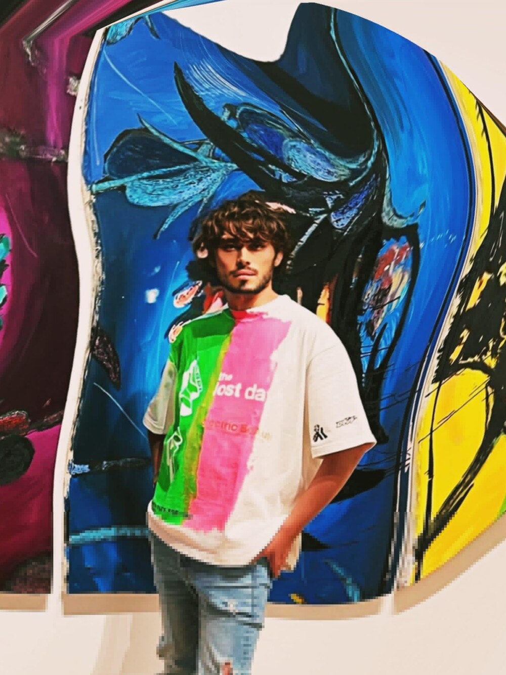 ホワイト系のTシャツ/カットソーを着用したメンズの夏コーディネートの2枚目の写真