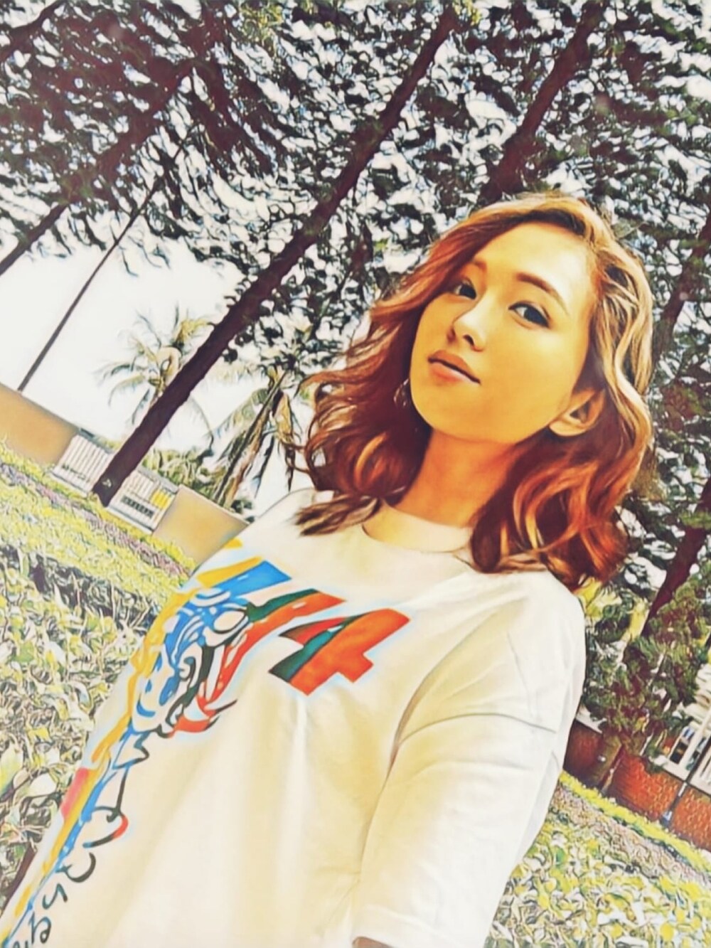 ホワイト系のTシャツ/カットソーを着用したレディースの夏コーディネートの2枚目の写真