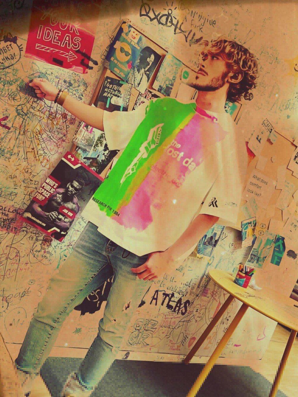 ホワイト系のTシャツ/カットソーを着用したメンズの夏コーディネートの3枚目の写真