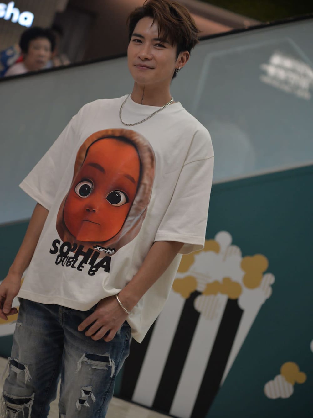 ホワイト系のTシャツ/カットソーを着用したメンズの夏コーディネートの2枚目の写真