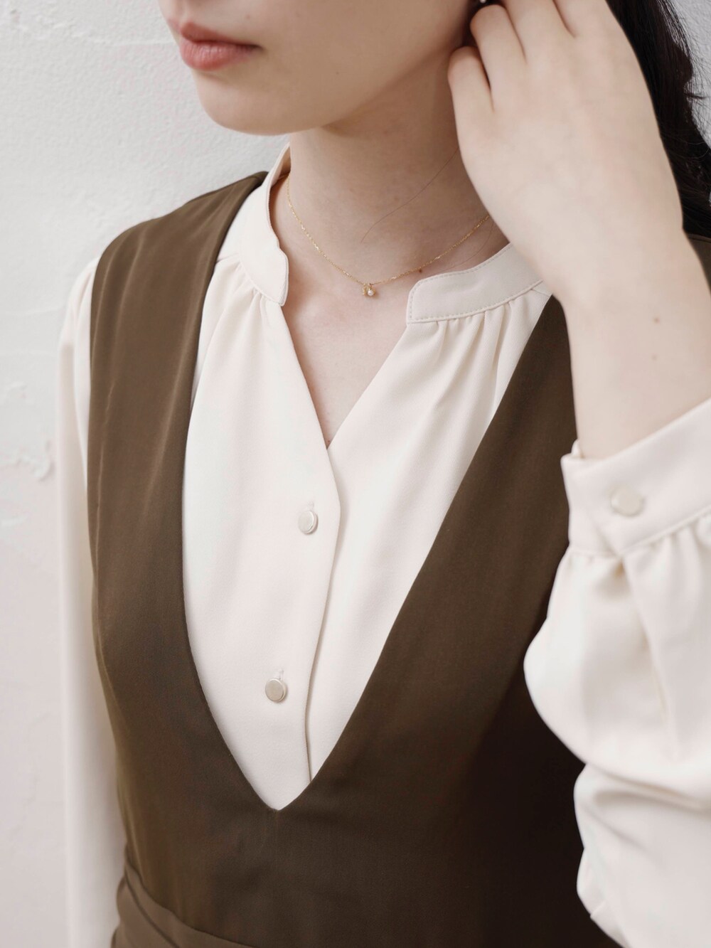 ホワイト系のシャツ/ブラウス、ブルー系のジャケット/アウター、グレー系のスカートを着用したレディースの夏コーディネートの2枚目の写真