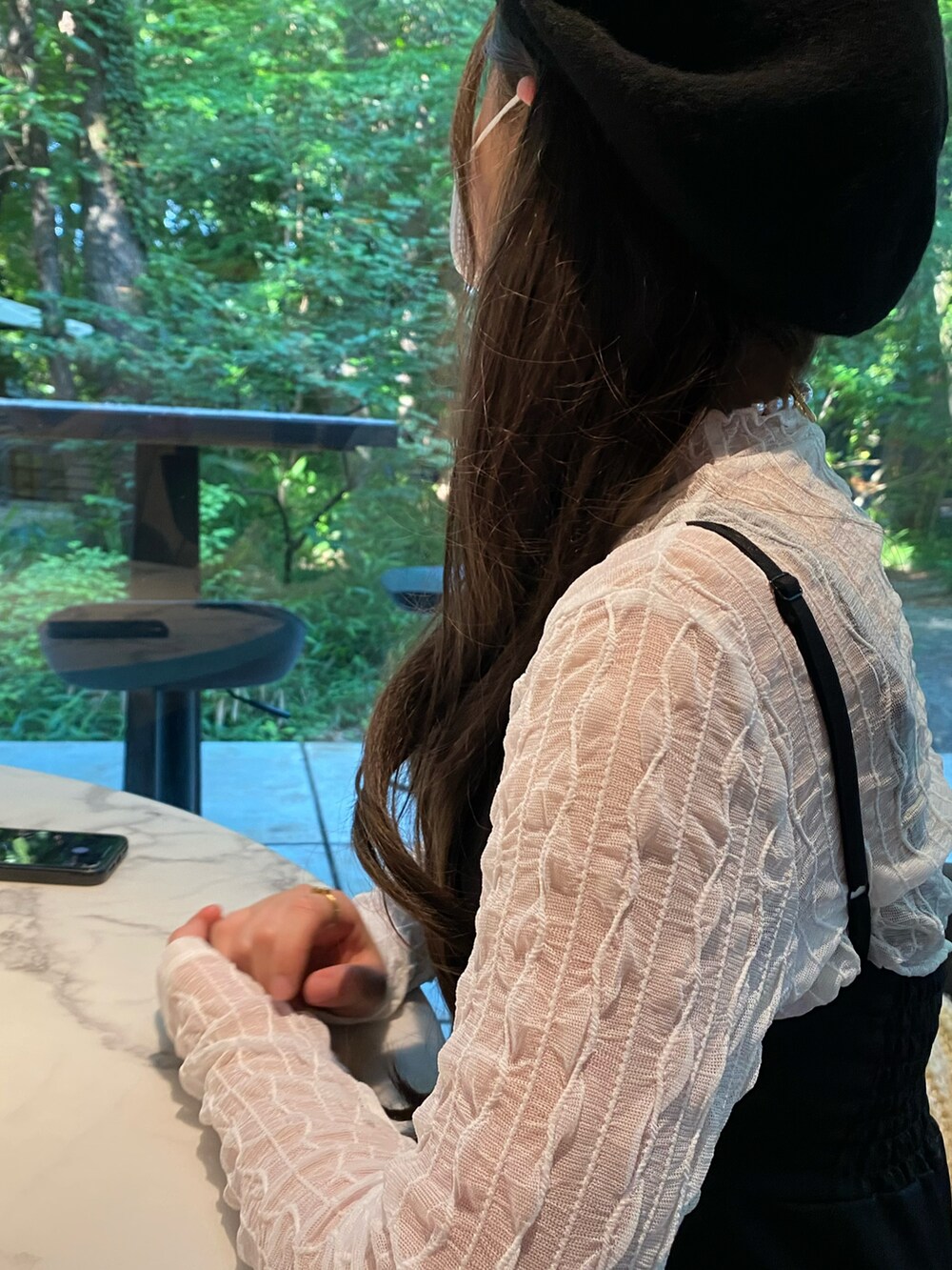 ブラック系のショルダーバッグを着用したレディースの夏コーディネートの3枚目の写真