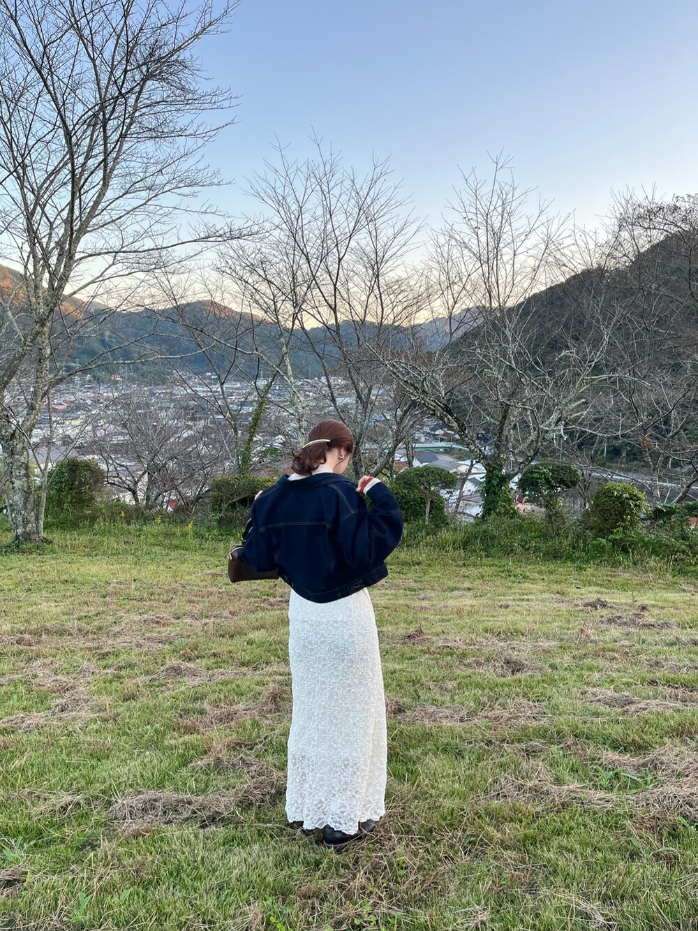 ホワイト系のスカートを着用したレディースの秋コーディネートの2枚目の写真