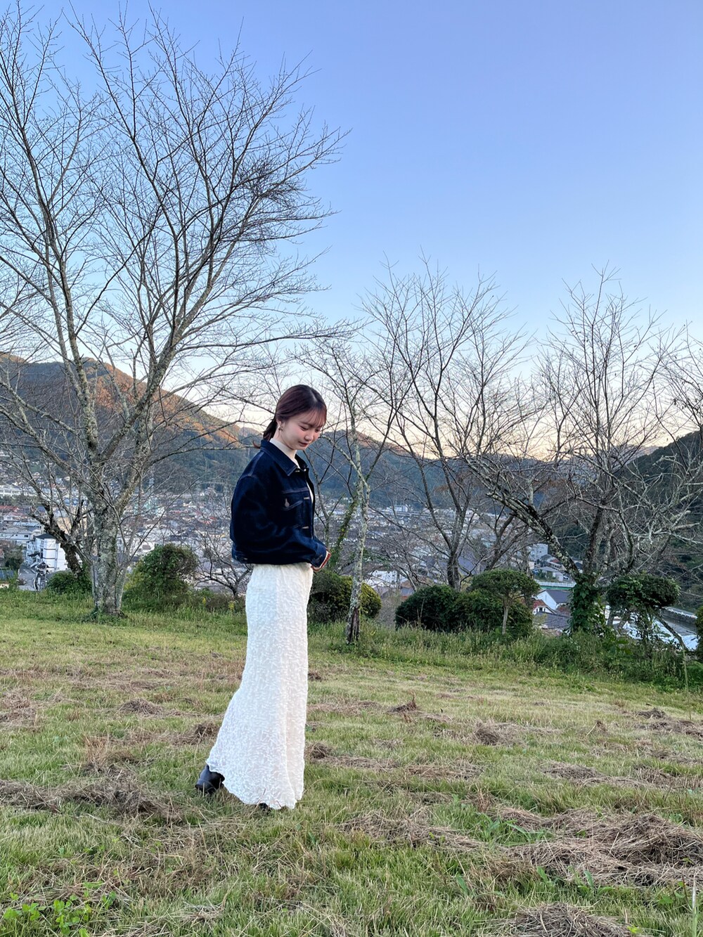 ホワイト系のスカートを着用したレディースの秋コーディネートの3枚目の写真