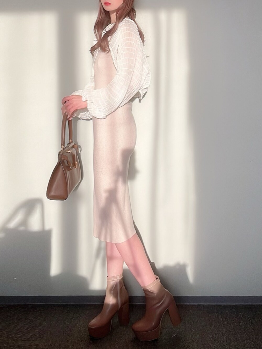 「WEARハロウィン2022、秋服、休日コーデ、カジュアル、オトナ女子、大人かわいい、今日のコーデ、ブーツスタイル、プチプラ、ootd、ワンピーススタイル、骨格ストレート、秋服コーデ、お出かけコーデ、ニット」｜「Heatherのウネウネシアーボレロカーディガン　356569（カーディガン/ボレロ、ホワイト系）」を使った、himari_babeさん（レディース・160cm）の秋コーディネートの2枚目の写真