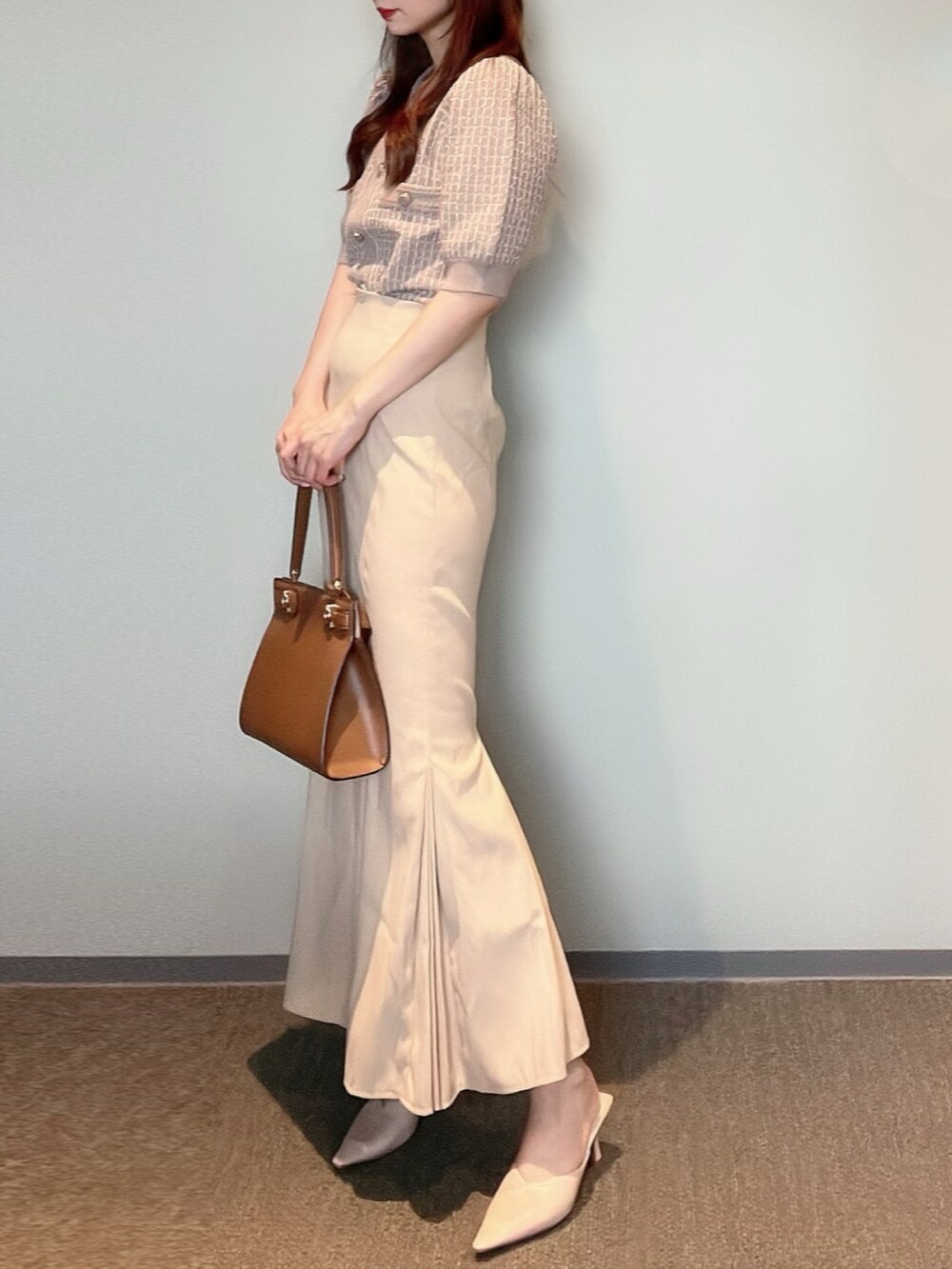 「カジュアルコーデ、大人コーデ、秋服準備はじめました、秋カラー、オトナカジュアル、秋のコーデ、淡色コーデ、秋先取りコーデ、ベージュコーデ、カジュアルガーリー、骨スト、ニットスカート、マーメイドスカート、snidel、ブラウン」｜「SNIDELのアイテム（ニット/セーター、ブラウン系）」を使った、himari_babeさん（レディース・160cm）の秋コーディネートの2枚目の写真