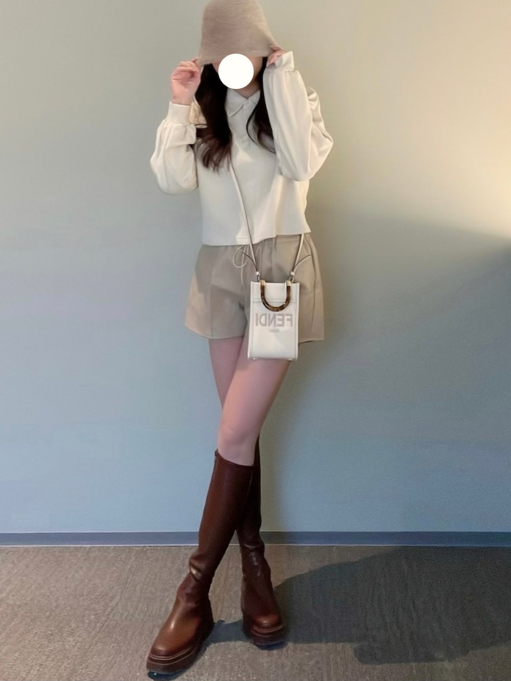 「春服デビュー宣言、春コーデ、休日スタイル、オトナカジュアル、春カラー、シンプル、春服、プチプラコーデ、今日のコーデ、ラクチンコーデ、大人カジュアル、ロゴスウェット、パステル映える春、淡色コーデ、キャップ女子」｜「BooBreathsの【BooBreaths】ストレート レザーショートパンツ ベージュ ¥5,600(税込)（その他パンツ、ベージュ系）」を使った、himari_babeさん（レディース・160cm）の春コーディネートの2枚目の写真