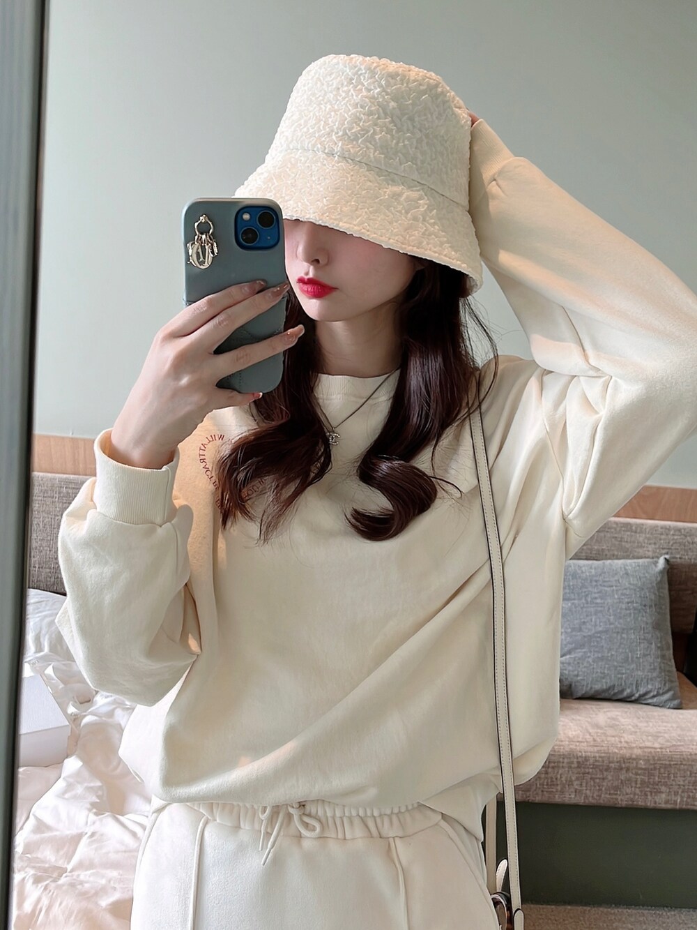 「オトナカジュアル、春服、カジュアルコーデ、楽チンコーデ、おしゃれさんと繋がりたい、ootd、スニーカーコーデ、モノトーンコーデ、春カラー、おでかけコーデ、今日のコーデ、ホワイトコーデ、韓国コーデ、白スニーカー、スウェットコーデ」｜「DHOLICのグロッシーリンクルバケットハット・全3色・d66889 色:ホワイト（ハット、ホワイト系）」を使った、himari_babeさん（レディース・160cm）の冬コーディネートの4枚目の写真