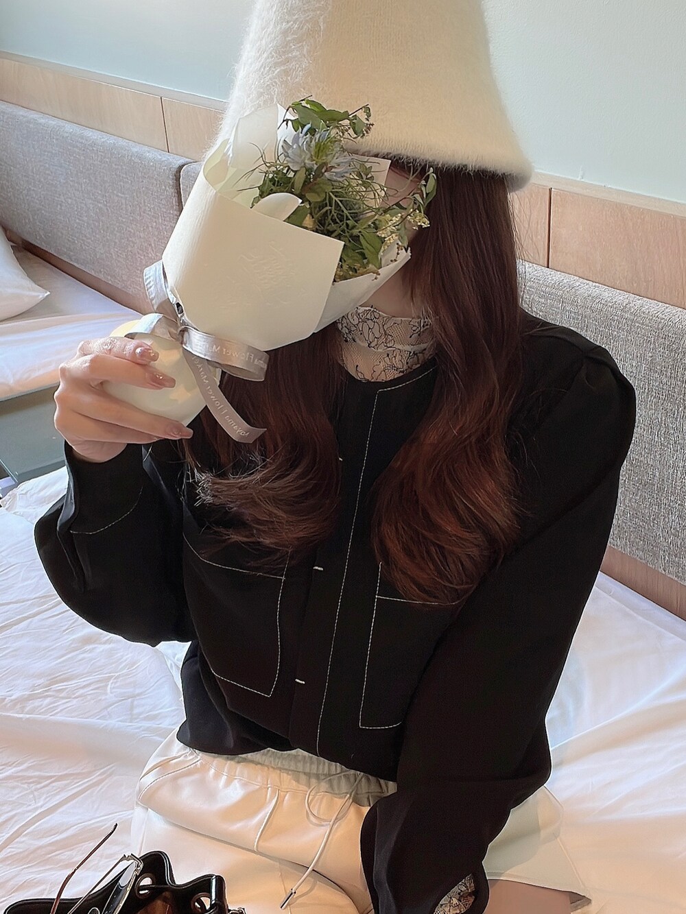 「春服デビュー宣言、春服、春、休日スタイル、オトナカジュアル、お出かけコーデ、春服みてみて、シンプル、パンツコーデ、モノトーンコーデ、大人可愛い」｜「BooBreathsの【BooBreaths】ストレート レザーショートパンツ ベージュ ¥5,600(税込)（その他パンツ、ベージュ系）」を使った、himari_babeさん（レディース・160cm）の春コーディネートの2枚目の写真