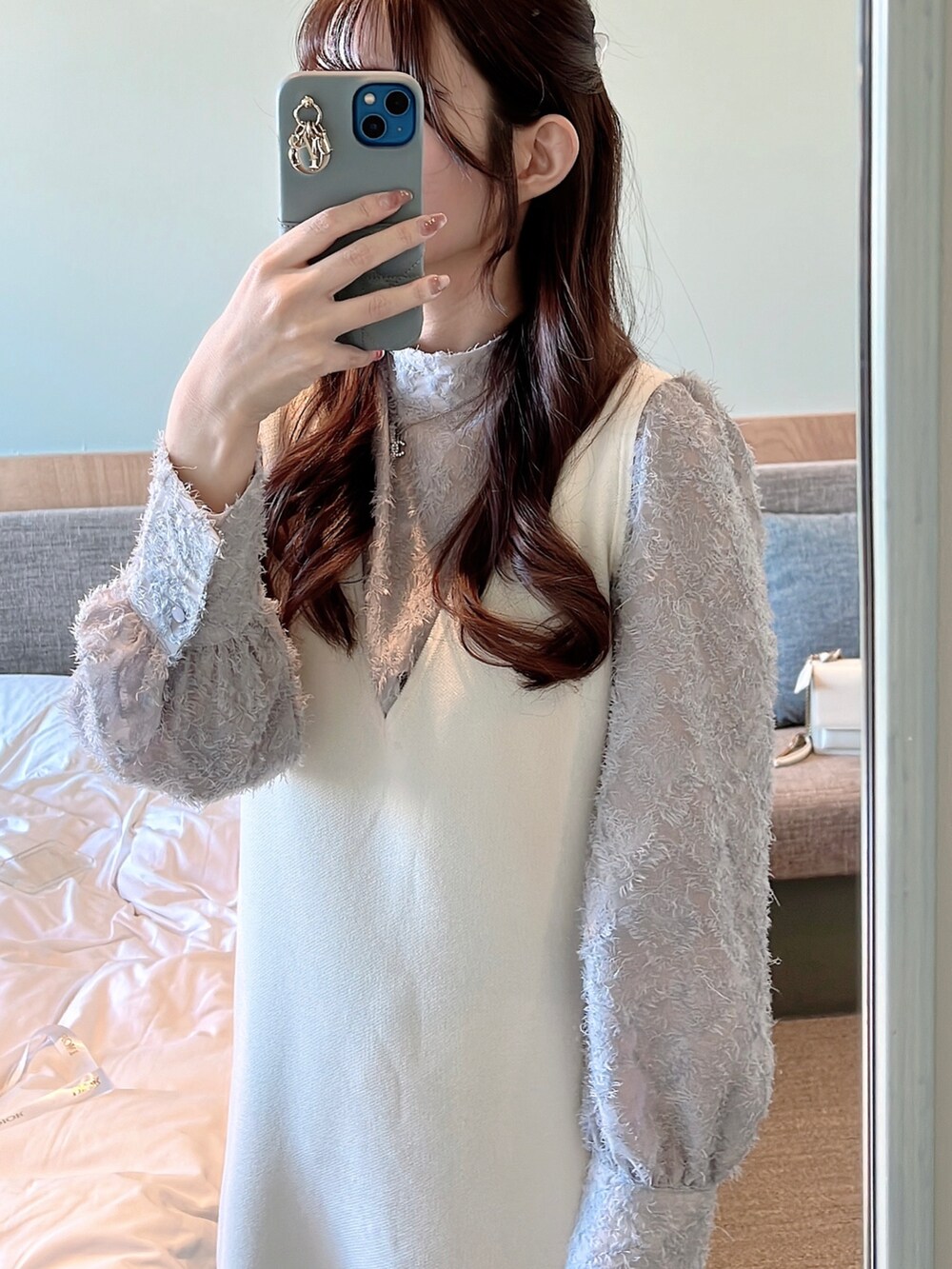 「ほめられ本命コーデ、休日コーデ、お出かけコーデ、ゆるコーデ、カジュアルコーデ、骨格ストレート、ootd、ワンピースコーデ、プチプラコーデ、春カラー、春服、ワンピーススタイル、マーメイドワンピース、カジュアルガーリー、レイヤード」｜「GUのマーメイドニットジャンパードレス（ワンピース、ホワイト系）」を使った、himari_babeさん（レディース・160cm）の冬コーディネートの3枚目の写真