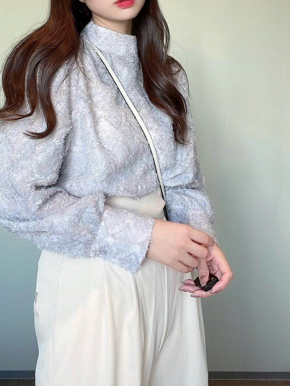 「オトナカジュアル、シンプルコーデ、春、休日コーデ、パンツコーデ、おでかけコーデ、春色、大人ガーリー、キレイめ、ガーリー、ブルー、ブルーコーデ、パンツスタイル、春コーデ、春カラー」｜「Louereの【取り外し可】ワイドサスペンダーハイウエストパンツ（その他パンツ、ホワイト系）」を使った、himari_babeさん（レディース・160cm）の冬コーディネートの2枚目の写真