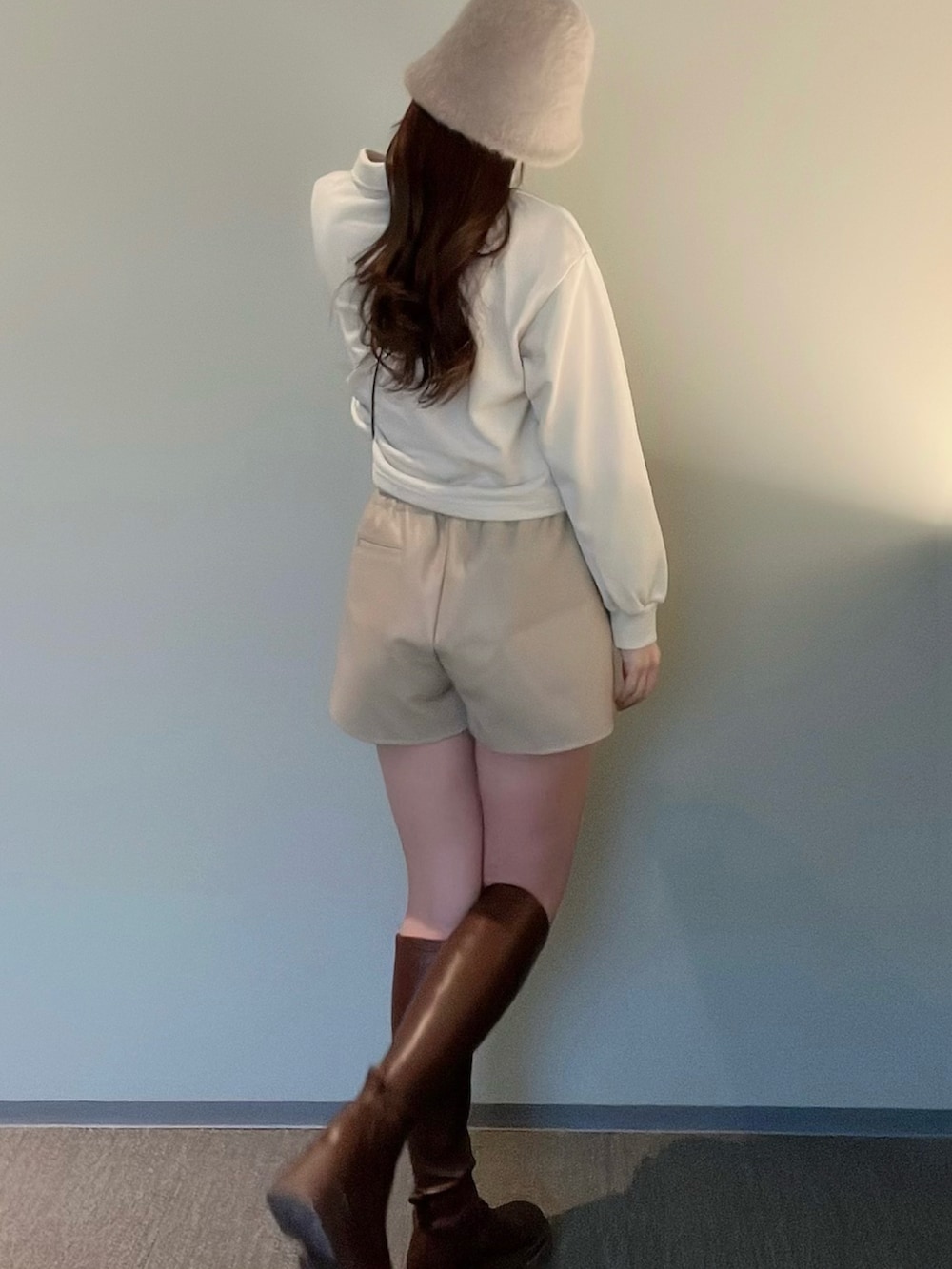 「春服デビュー宣言、春コーデ、休日スタイル、オトナカジュアル、春カラー、シンプル、春服、プチプラコーデ、今日のコーデ、ラクチンコーデ、大人カジュアル、ロゴスウェット、パステル映える春、淡色コーデ、キャップ女子」｜「BooBreathsの【BooBreaths】ストレート レザーショートパンツ ベージュ ¥5,600(税込)（その他パンツ、ベージュ系）」を使った、himari_babeさん（レディース・160cm）の春コーディネートの3枚目の写真