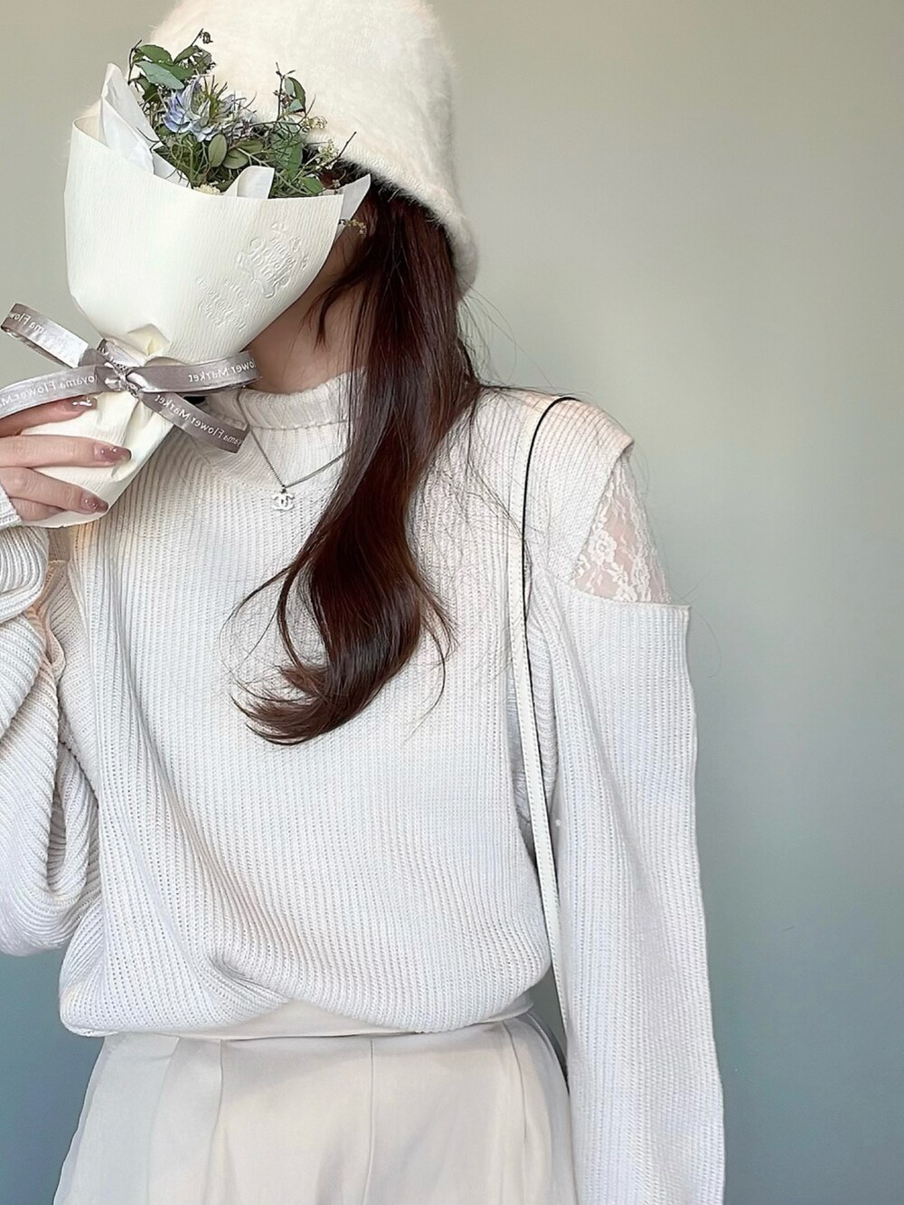 「休日コーデ、大人女子、春服コーデ、今日のコーデ、オトナカジュアル、おでかけコーデ、ゆるコーデ、おしゃれさんと繋がりたい、ootd、パンツコーデ、キレイめコーデ、シンプル、プチプラコーデ、シンプルコーデ、プチプラ」｜「Louereの【取り外し可】ワイドサスペンダーハイウエストパンツ（その他パンツ、ホワイト系）」を使った、himari_babeさん（レディース・160cm）の冬コーディネートの3枚目の写真