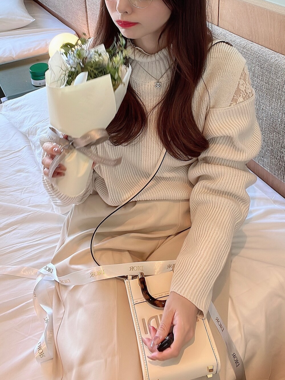 「休日コーデ、大人女子、春服コーデ、今日のコーデ、オトナカジュアル、おでかけコーデ、ゆるコーデ、おしゃれさんと繋がりたい、ootd、パンツコーデ、キレイめコーデ、シンプル、プチプラコーデ、シンプルコーデ、プチプラ」｜「Louereの【取り外し可】ワイドサスペンダーハイウエストパンツ（その他パンツ、ホワイト系）」を使った、himari_babeさん（レディース・160cm）の冬コーディネートの4枚目の写真