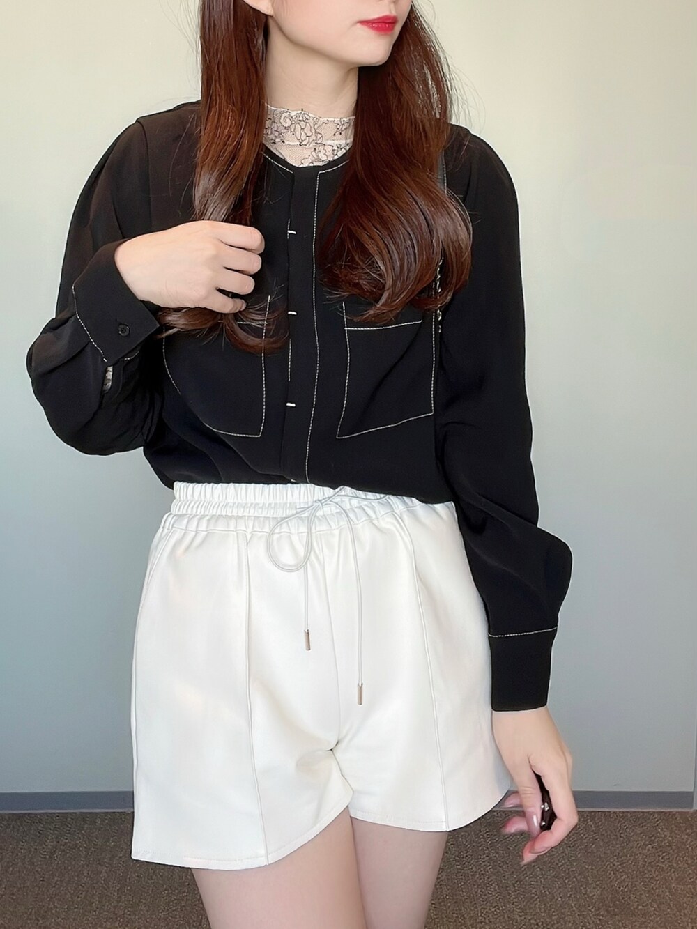 「春服デビュー宣言、春服、春、休日スタイル、オトナカジュアル、お出かけコーデ、春服みてみて、シンプル、パンツコーデ、モノトーンコーデ、大人可愛い」｜「BooBreathsの【BooBreaths】ストレート レザーショートパンツ ベージュ ¥5,600(税込)（その他パンツ、ベージュ系）」を使った、himari_babeさん（レディース・160cm）の春コーディネートの3枚目の写真