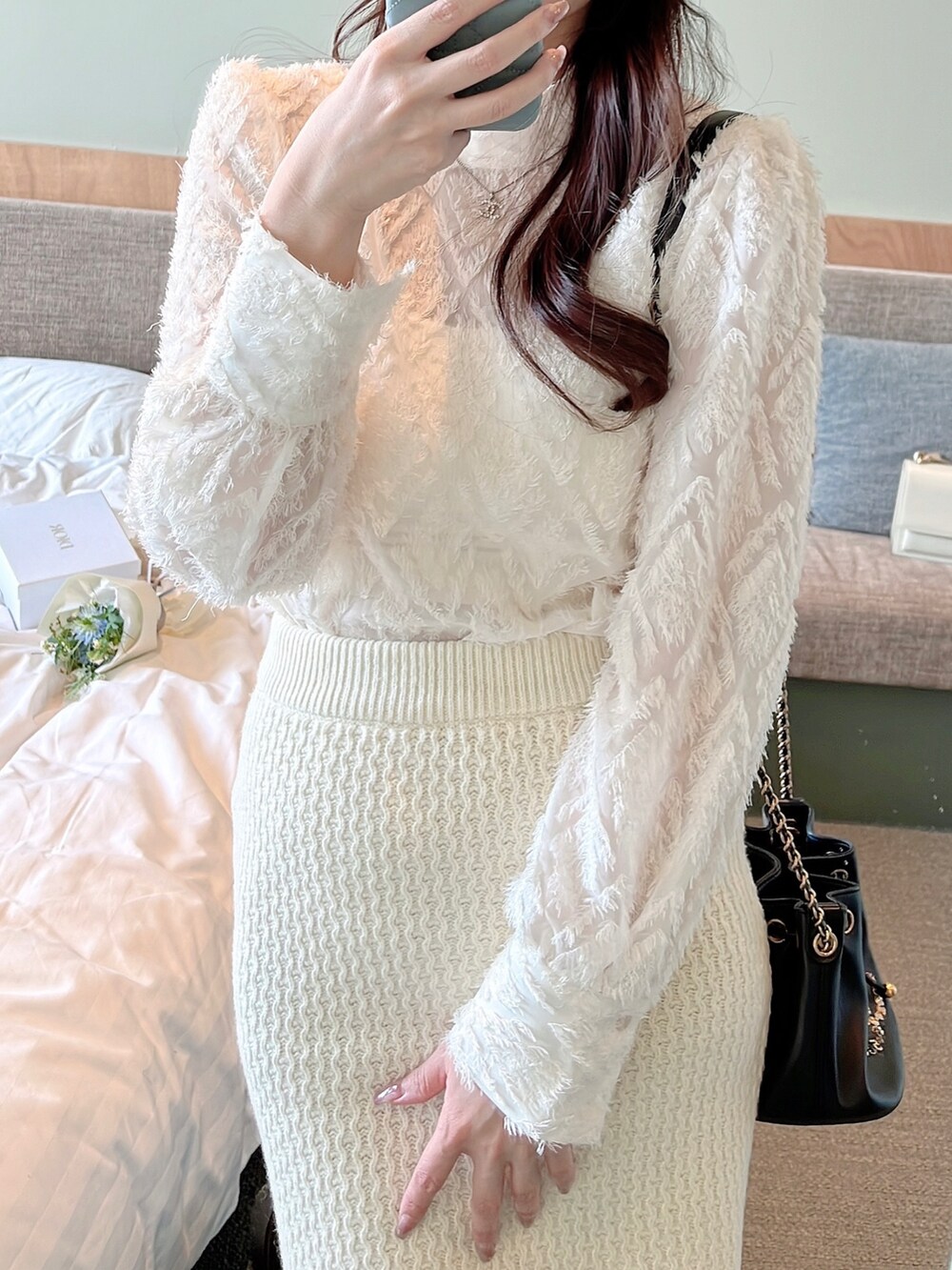 「春服デビュー宣言、春服、春服みてみて、休日スタイル、お出かけコーデ、キレイめコーデ、春服コーデ、ホワイトコーデ、ホワイト、カフェコーデ、ロングブーツ、ロングブーツコーデ、ミニスカート、ホワイトニット、ニットスカート」｜「BooBreathsの【BooBreaths】ange's フェザーブラウス  ¥4,200(税込)（シャツ/ブラウス、ホワイト系）」を使った、himari_babeさん（レディース・160cm）の春コーディネートの2枚目の写真