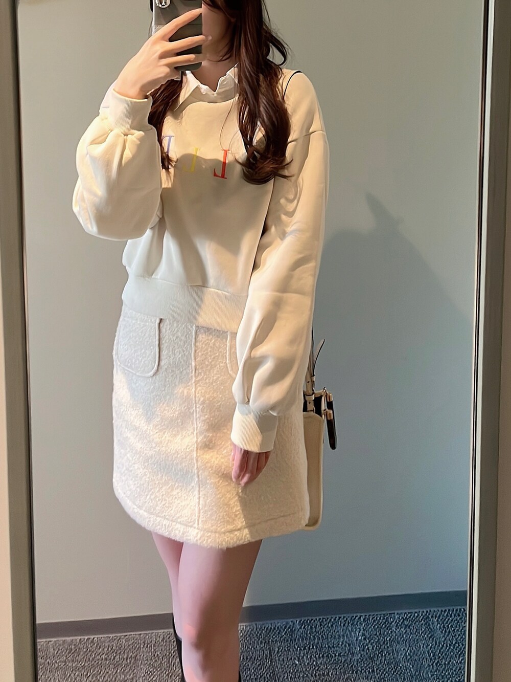 「春色、今日のコーデ、キレイめカジュアル、おでかけコーデ、カジュアルコーデ、春夏コーデ、春、ビビッドカラー、リラックススタイル、バケットハット、ホワイト、シャツコーデ、シンプルコーデ、カジュアルガーリー、春コーデ」｜「BooBreathsの【BooBreaths】フロントポケット ミニスカート（スカート、ホワイト系）」を使った、himari_babeさん（レディース・160cm）の春コーディネートの2枚目の写真