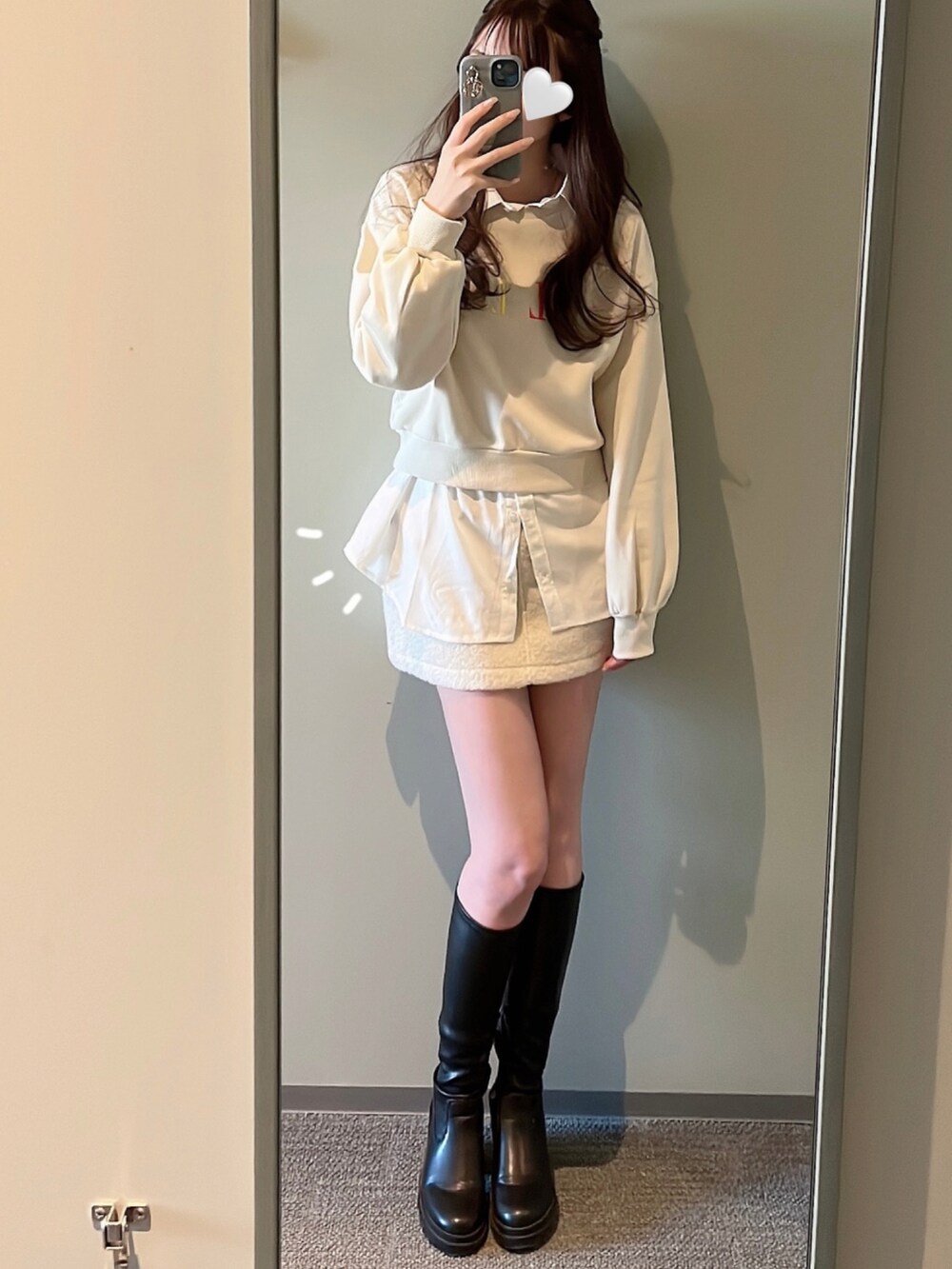 「春色、今日のコーデ、キレイめカジュアル、おでかけコーデ、カジュアルコーデ、春夏コーデ、春、ビビッドカラー、リラックススタイル、バケットハット、ホワイト、シャツコーデ、シンプルコーデ、カジュアルガーリー、春コーデ」｜「BooBreathsの【BooBreaths】フロントポケット ミニスカート（スカート、ホワイト系）」を使った、himari_babeさん（レディース・160cm）の春コーディネートの3枚目の写真