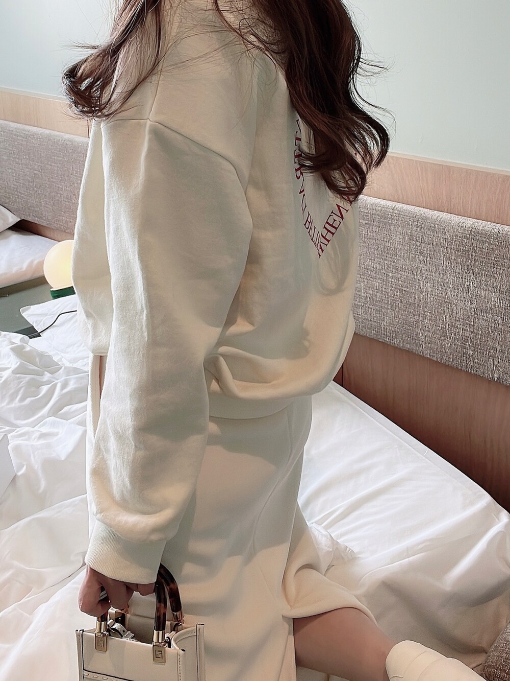 「オトナカジュアル、春服、カジュアルコーデ、楽チンコーデ、おしゃれさんと繋がりたい、ootd、スニーカーコーデ、モノトーンコーデ、春カラー、おでかけコーデ、今日のコーデ、ホワイトコーデ、韓国コーデ、白スニーカー、スウェットコーデ」｜「DHOLICのグロッシーリンクルバケットハット・全3色・d66889 色:ホワイト（ハット、ホワイト系）」を使った、himari_babeさん（レディース・160cm）の冬コーディネートの3枚目の写真