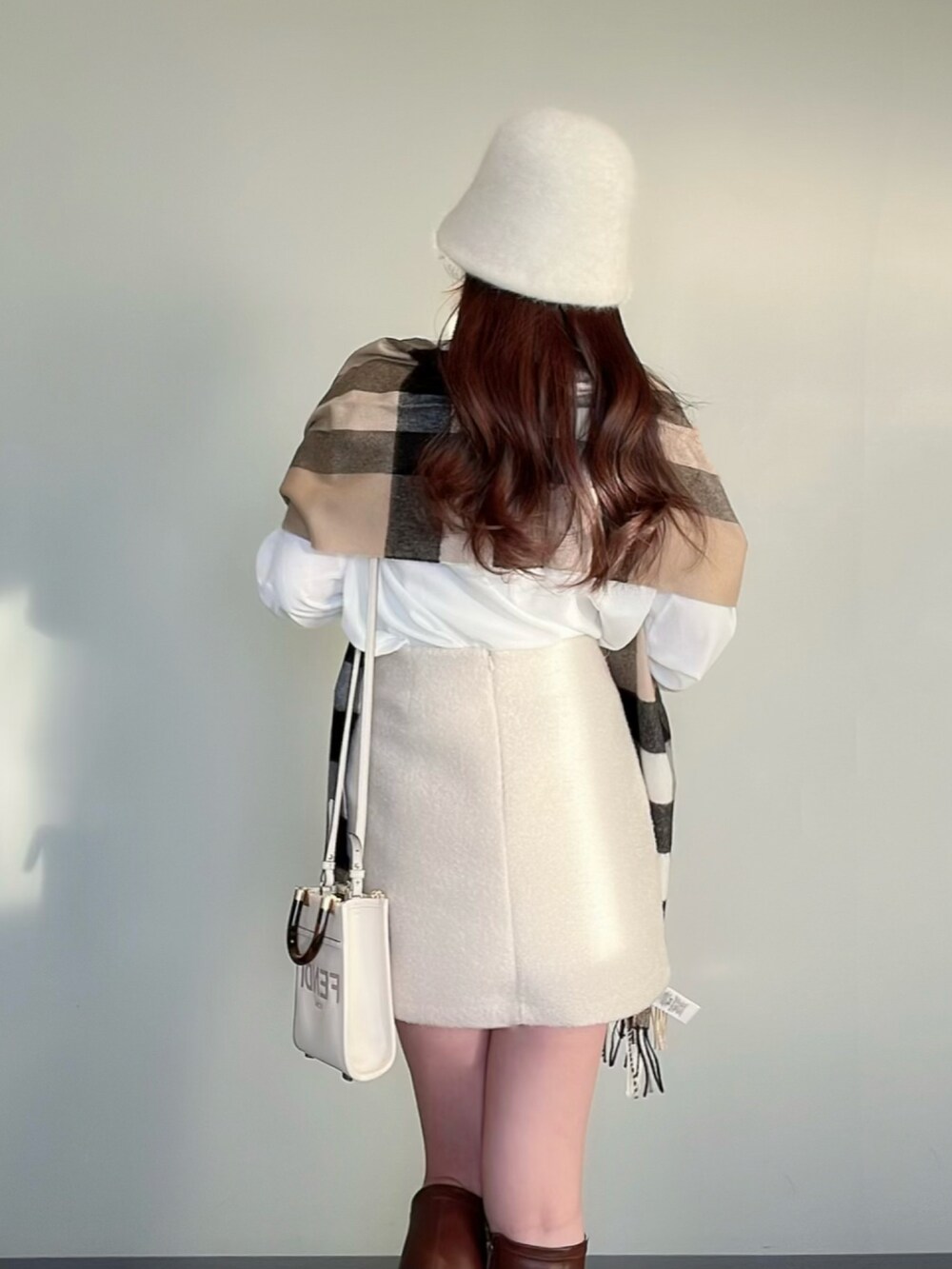 「ootd、大人コーデ、カジュアルコーデ、着回しコーデ、休日スタイル、おでかけコーデ、キレイめ、今日のコーデ、春服、春コーデ、スカートコーデ、春先取り、オトナ女子、ブーツスタイル、boots」｜「BooBreathsの【BooBreaths】フロントポケット ミニスカート（スカート、ホワイト系）」を使った、himari_babeさん（レディース・160cm）の冬コーディネートの2枚目の写真