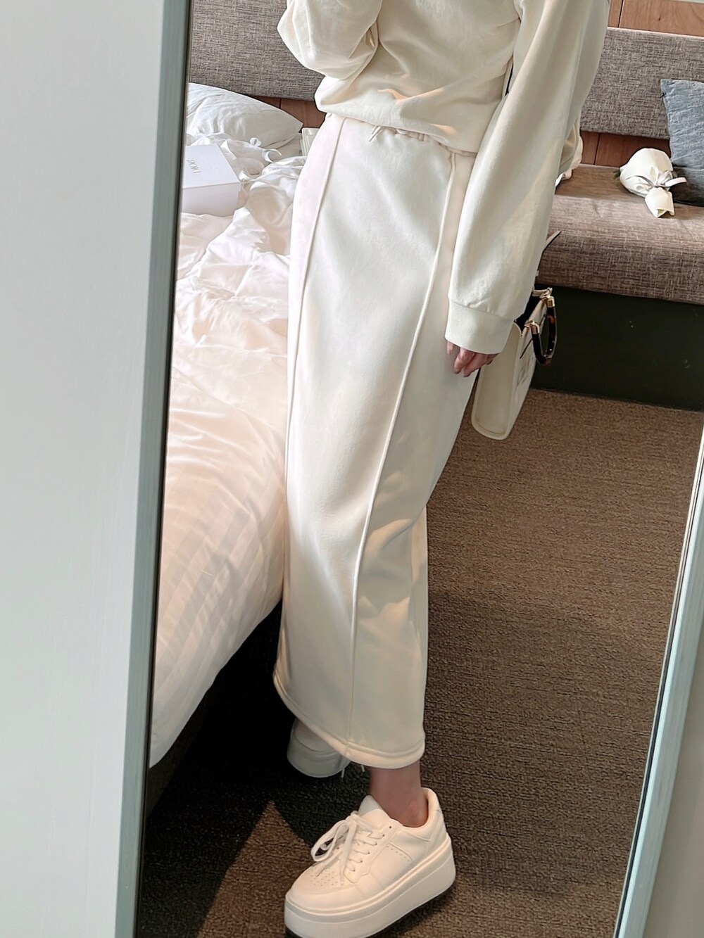 「オトナカジュアル、春服、カジュアルコーデ、楽チンコーデ、おしゃれさんと繋がりたい、ootd、スニーカーコーデ、モノトーンコーデ、春カラー、おでかけコーデ、今日のコーデ、ホワイトコーデ、韓国コーデ、白スニーカー、スウェットコーデ」｜「DHOLICのグロッシーリンクルバケットハット・全3色・d66889 色:ホワイト（ハット、ホワイト系）」を使った、himari_babeさん（レディース・160cm）の冬コーディネートの2枚目の写真