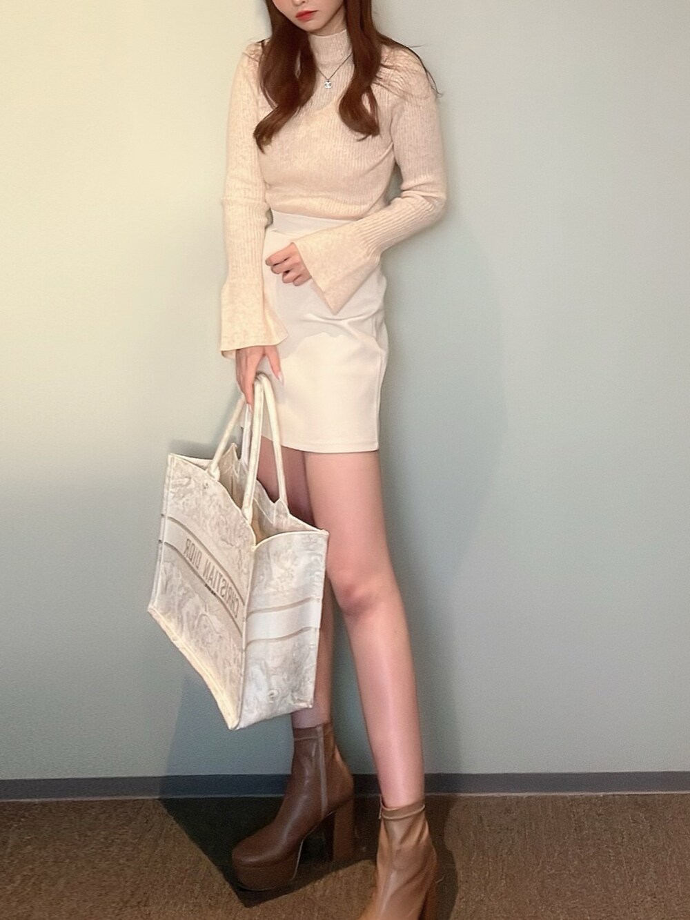 「秋服、WEARハロウィン2022、休日コーデ、カジュアル、オトナ女子、秋コーデ、大人かわいい、今日のコーデ、ブーツスタイル、プチプラ、ootd、骨格ストレート、秋服コーデ、ニット、スカート」｜「Chicoの【2022AW】メランジハイネックリブニット（ニット/セーター、ホワイト系）」を使った、himari_babeさん（レディース・160cm）の秋コーディネートの2枚目の写真