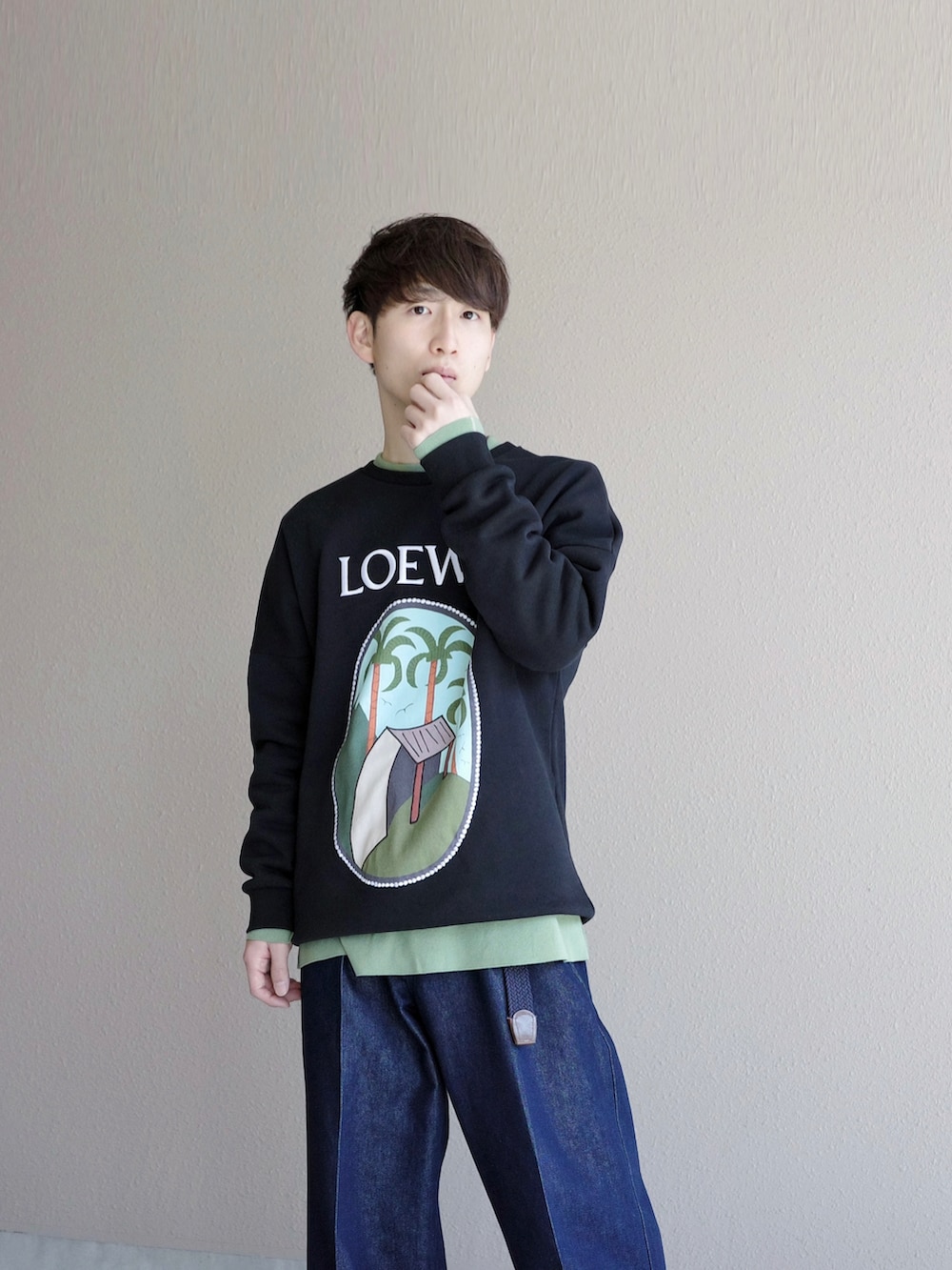 「スニーカー、ストリートコーデ、低身長、ストリートMIX、デニムパンツ、お洒落さんとつながりたい、グリーン」｜「LOEWEのアイテム（パーカー、ブラック系）」を使った、Kazuさん（メンズ・165cm）の春コーディネートの2枚目の写真