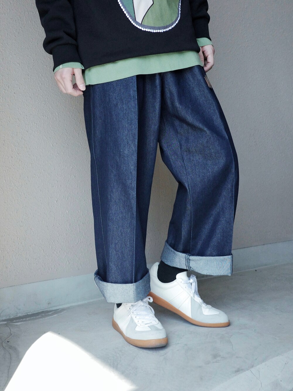 「スニーカー、ストリートコーデ、低身長、ストリートMIX、デニムパンツ、お洒落さんとつながりたい、グリーン」｜「LOEWEのアイテム（パーカー、ブラック系）」を使った、Kazuさん（メンズ・165cm）の春コーディネートの4枚目の写真