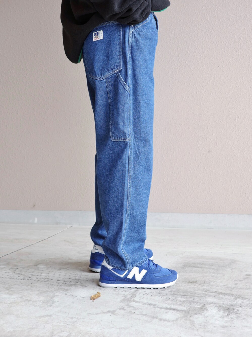 ブラック系のスウェット、ブルー系のデニムパンツ、グリーン系のニット/セーターを着用したメンズの秋コーディネートの4枚目の写真