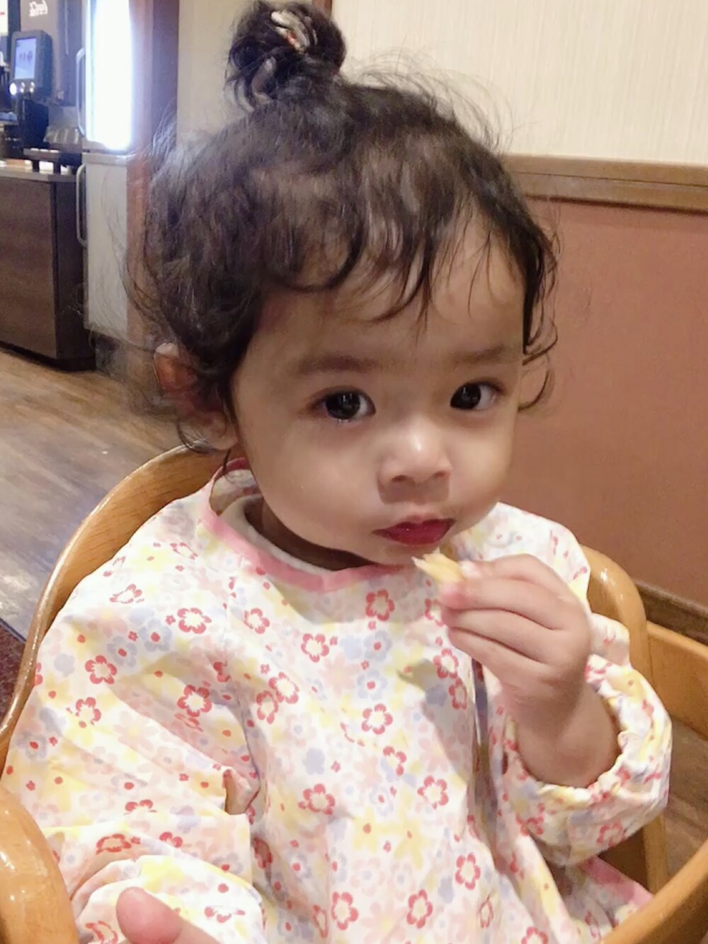 「1歳、お食事エプロン、お食事、ベビーファッション、コンビミニ、Combi mini、ベビーグッズ」｜「combiminiの長袖お食事エプロン（小花）（マグ/哺乳瓶/お食事グッズ、ピンク系）」を使った、ちゅーてぃさん（キッズ・90cm）の秋コーディネートの3枚目の写真